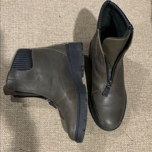 Clarks Green/Brown Boots